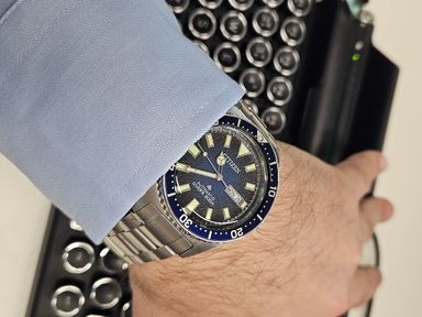 Citizen NY0129‑58LE marineblauwe 'grain' wijzerplaat – € 189