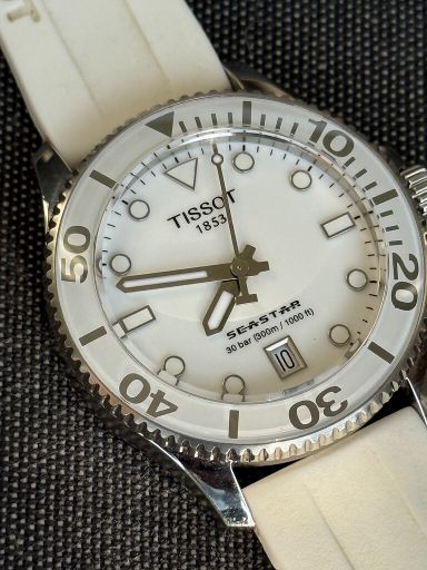 Tissot Seastar 36mm zomers wit op staal en rubber!