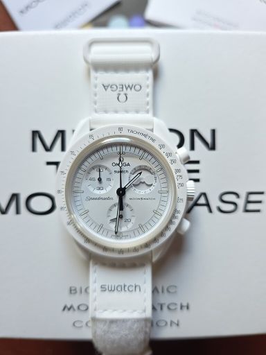 OHPF: Moonswatch Mission to the Moon Phase Snoopy (wit)