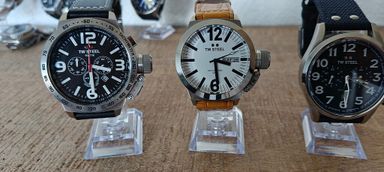 3 x TW Steel, rechts op de foto is gereserveerd.