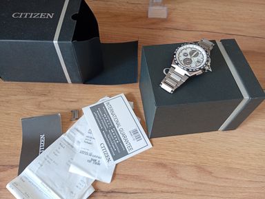 TK: Citizen Attesa uit 3-2026, AT8238 titanium panda chrono, radio controlled en solar voor €295.