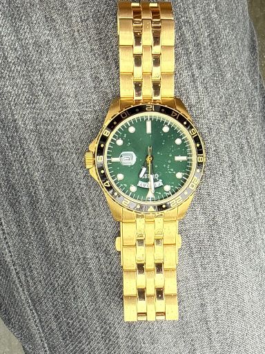 Goudkleurige Guess day date met groene wijzerplaat 44 mm